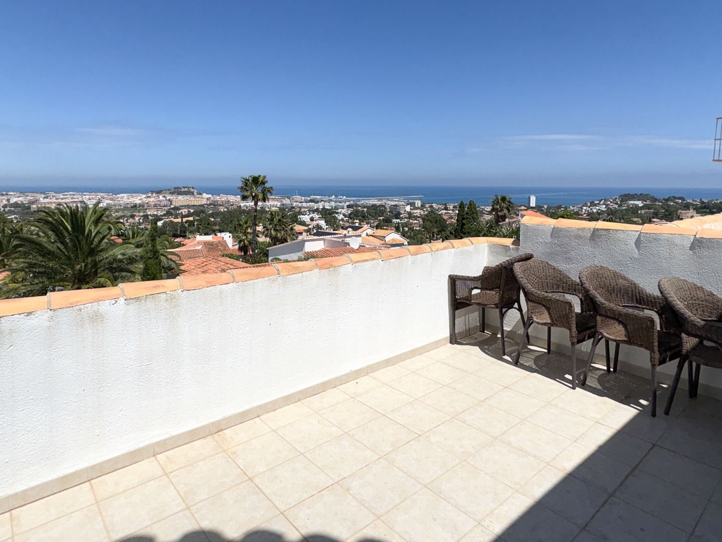 Villa Exclusiva en Dénia: Un Balcón al Mediterráneo y la Historia.