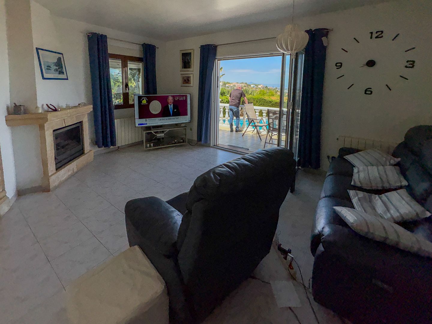 Villa Exclusiva en Dénia: Un Balcón al Mediterráneo y la Historia.