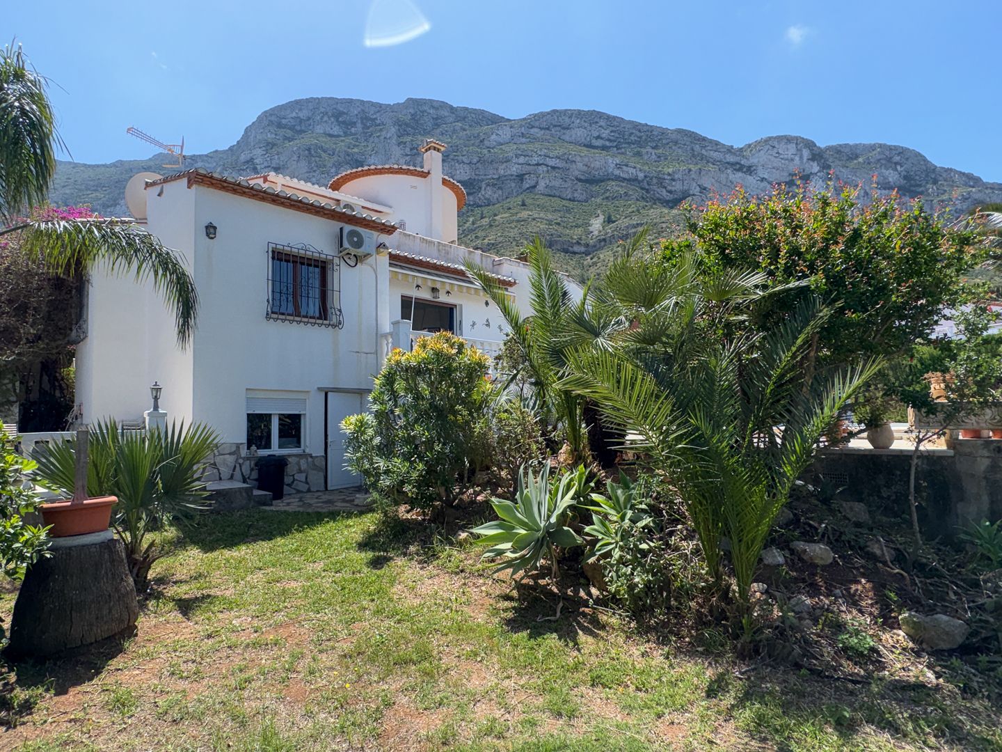 Villa Exclusiva en Dénia: Un Balcón al Mediterráneo y la Historia.