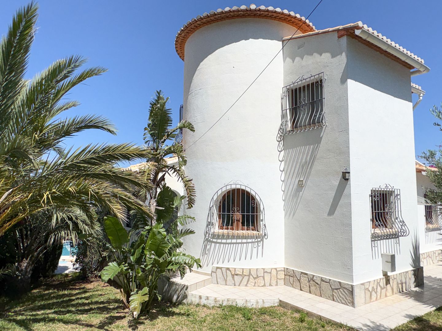 Villa Exclusiva en Dénia: Un Balcón al Mediterráneo y la Historia.