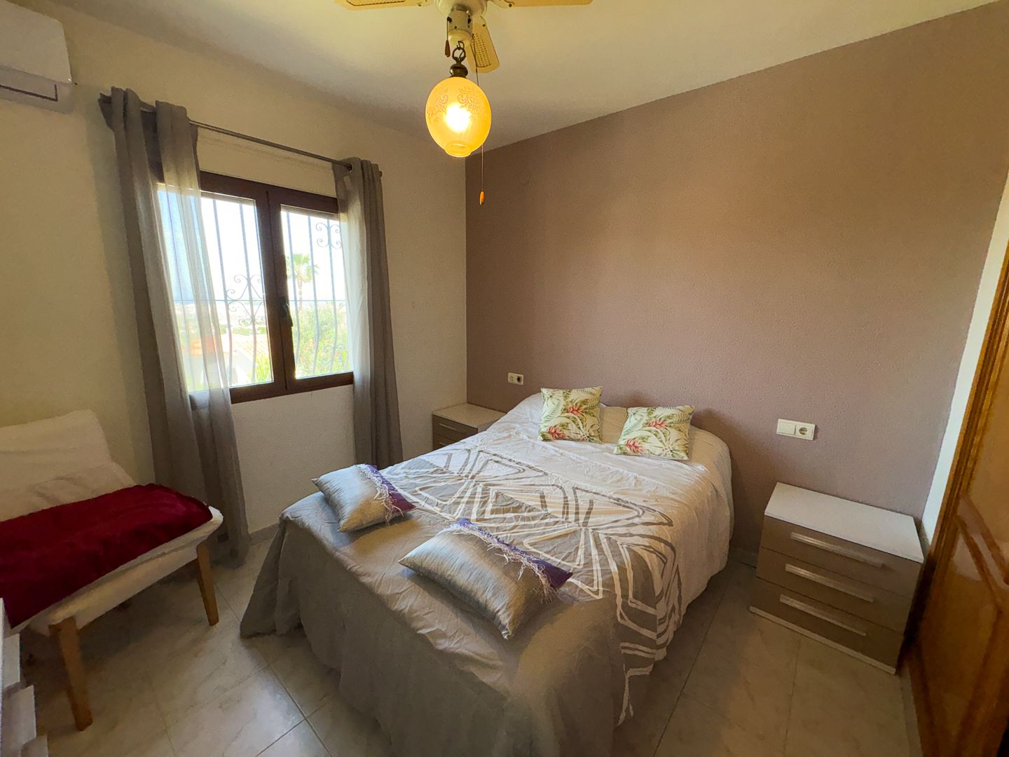 Villa Exclusiva en Dénia: Un Balcón al Mediterráneo y la Historia.