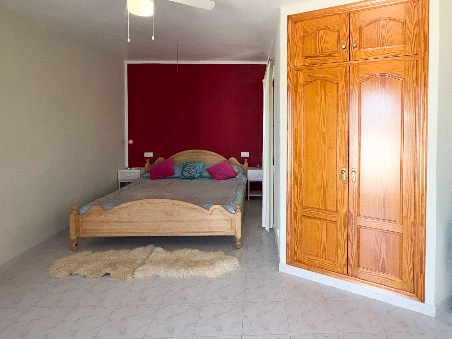 Villa Exclusiva en Dénia: Un Balcón al Mediterráneo y la Historia.