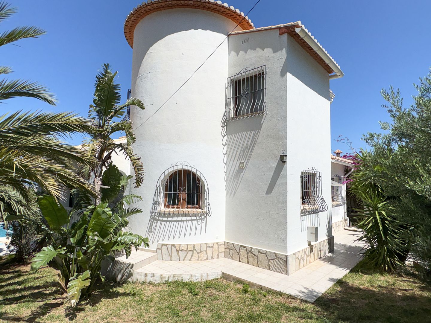 Villa Exclusiva en Dénia: Un Balcón al Mediterráneo y la Historia.