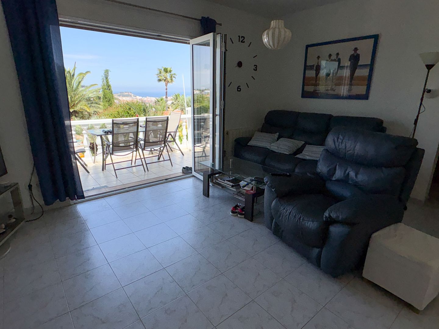 Villa Exclusiva en Dénia: Un Balcón al Mediterráneo y la Historia.