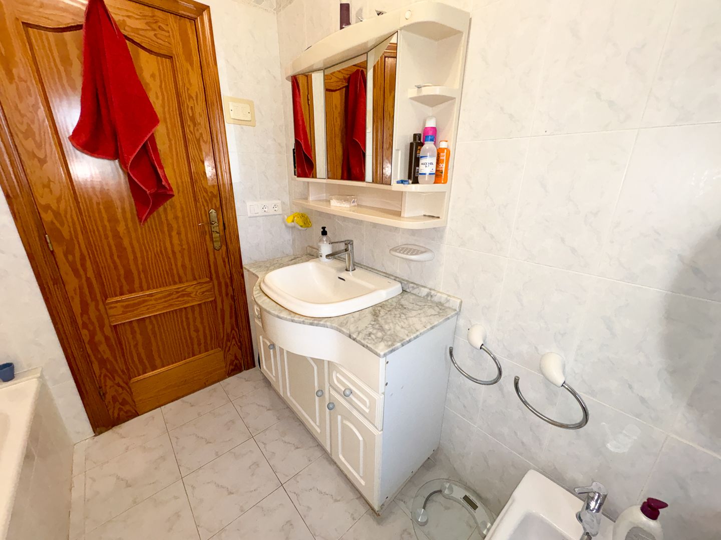 Villa Exclusiva en Dénia: Un Balcón al Mediterráneo y la Historia.