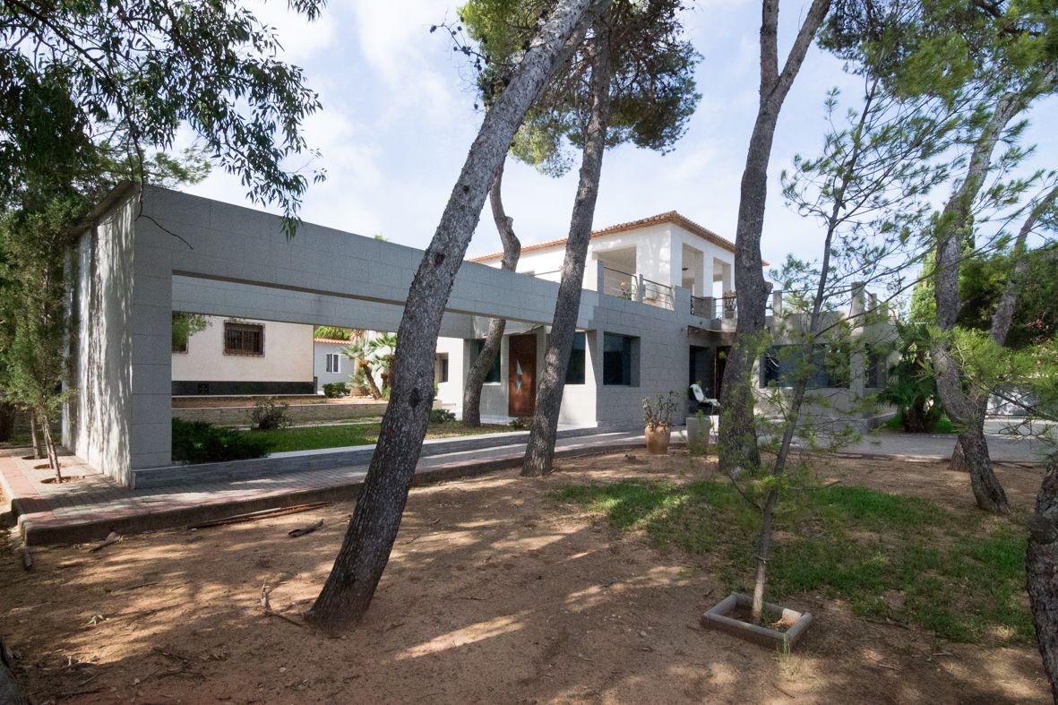 Große Villa in Las Rotas mit einem Grundstück von 2885 m2.