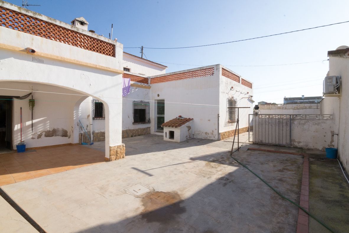 Large villa with guest house close to the beach.