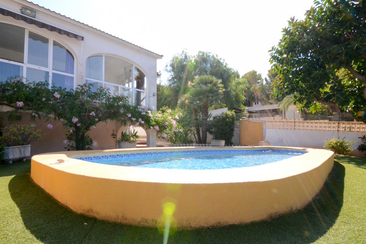 Large villa and large plot in Las Rotas.