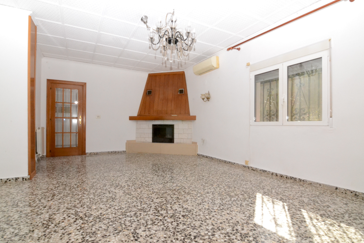 Large villa and large plot in Las Rotas.