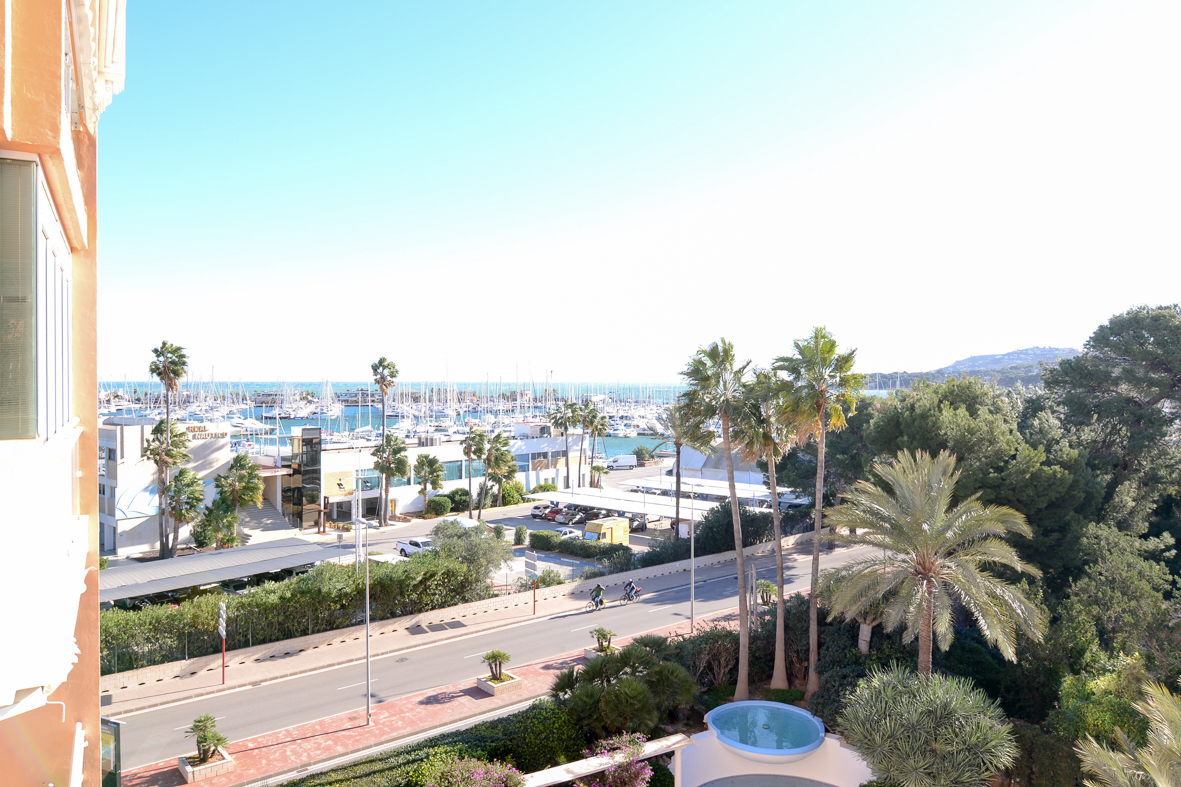 Wonderful large apartment, overlooking the Yacht Club.