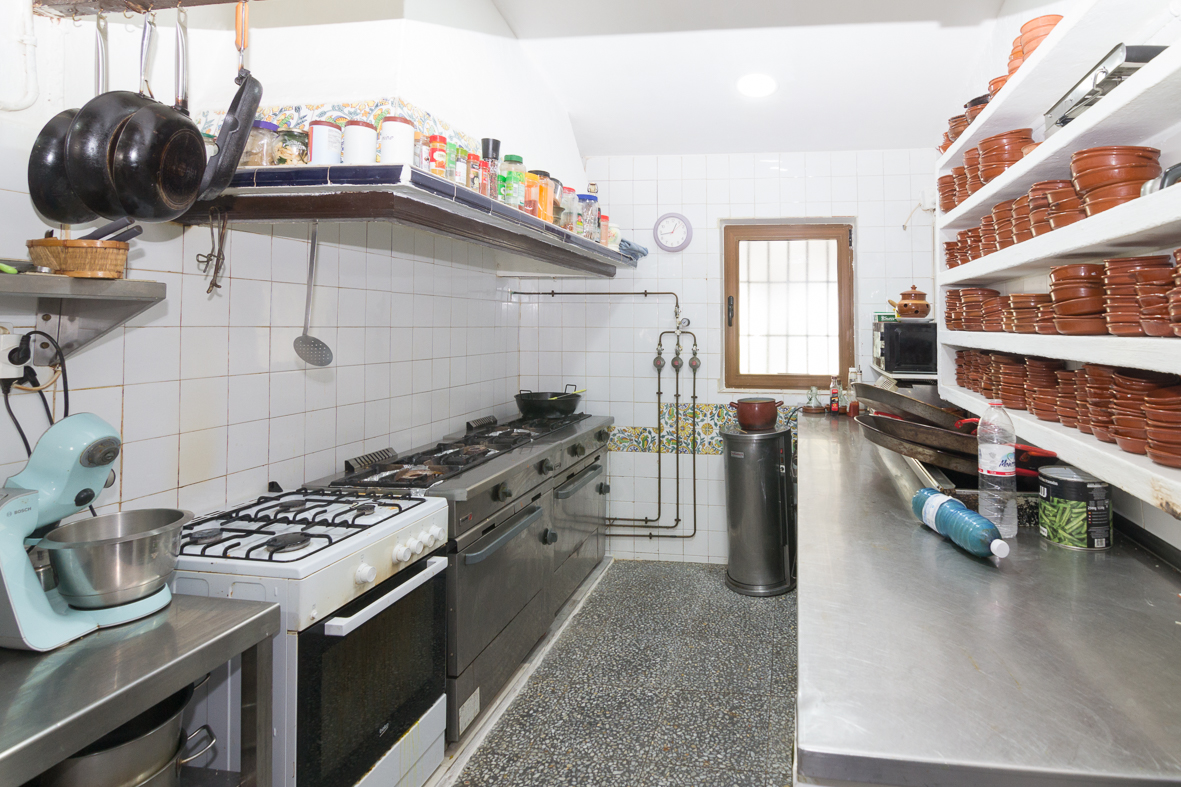 En venta restaurante en funcionamiento con vivienda.